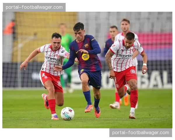 巴萨官方证实佩德里因右大腿后侧肌肉轻微撕裂，将缺席赛季剩余所有比赛